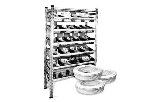 Regalsystem mit mehreren Ablagen und Fächern, auf dem verschiedene Boxen und weiße Rohrleitungen liegen. Produkt von Roth.